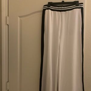 Super Cute Flare Pants 🖤🤍